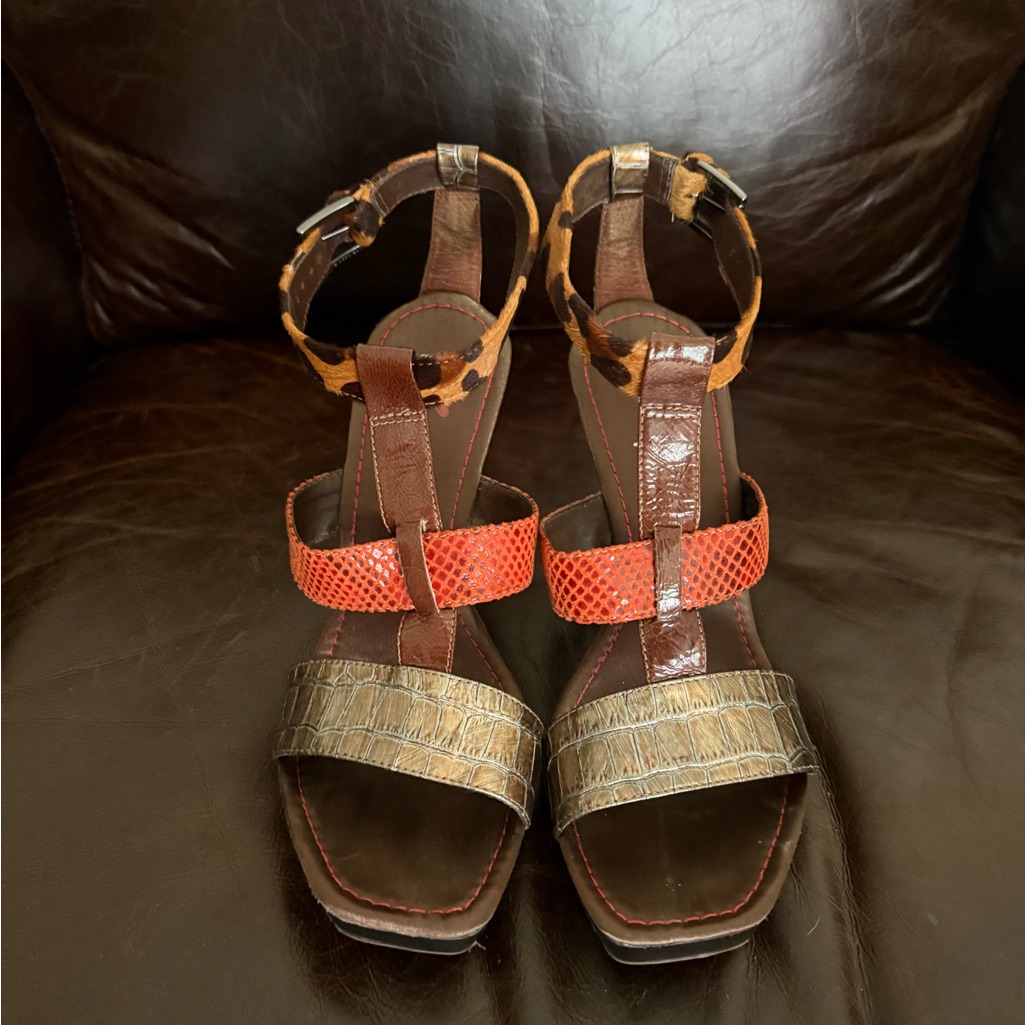 Stylish Women's Sandals With Red And Brown Accents